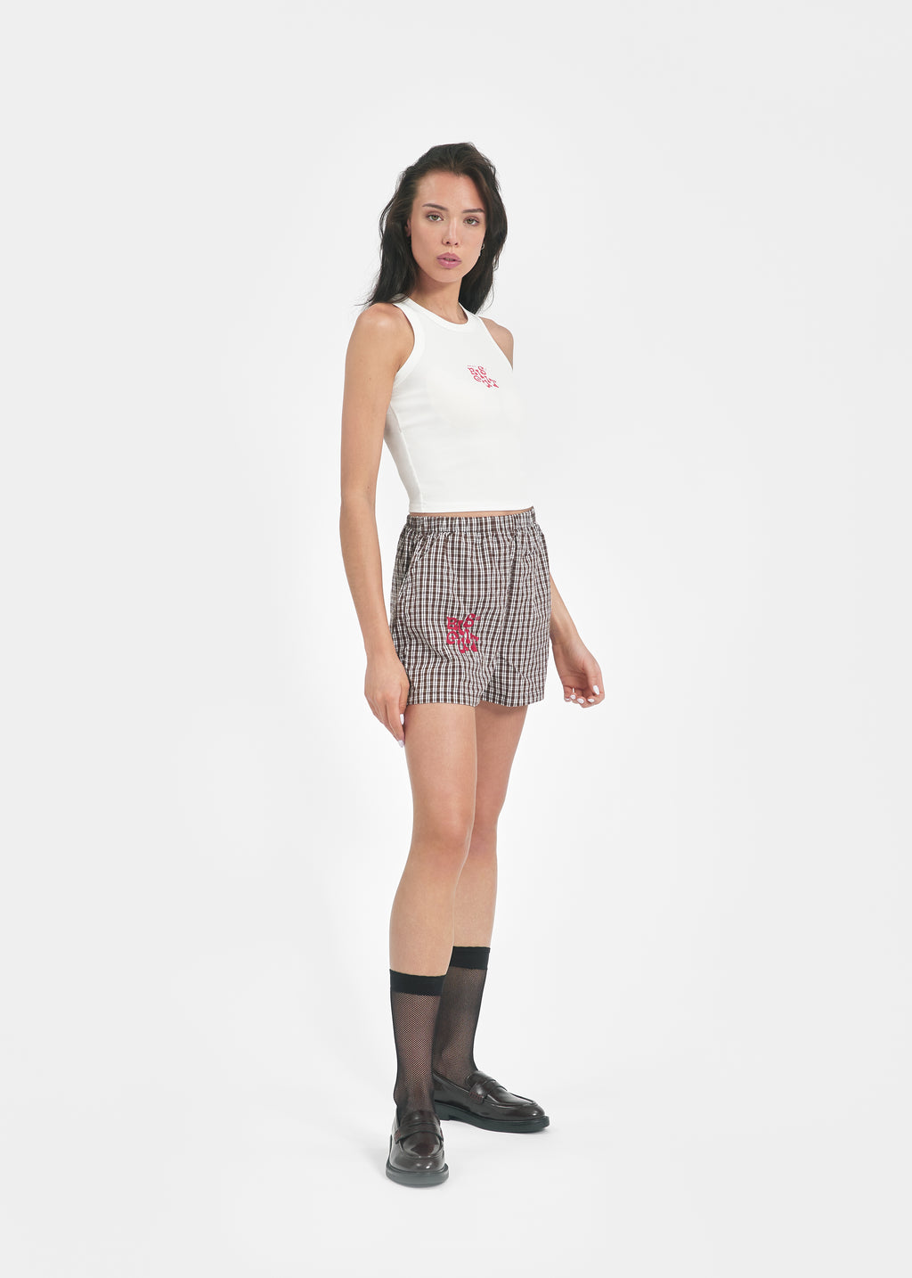 Short unisexe carreaux marron broderie rouge