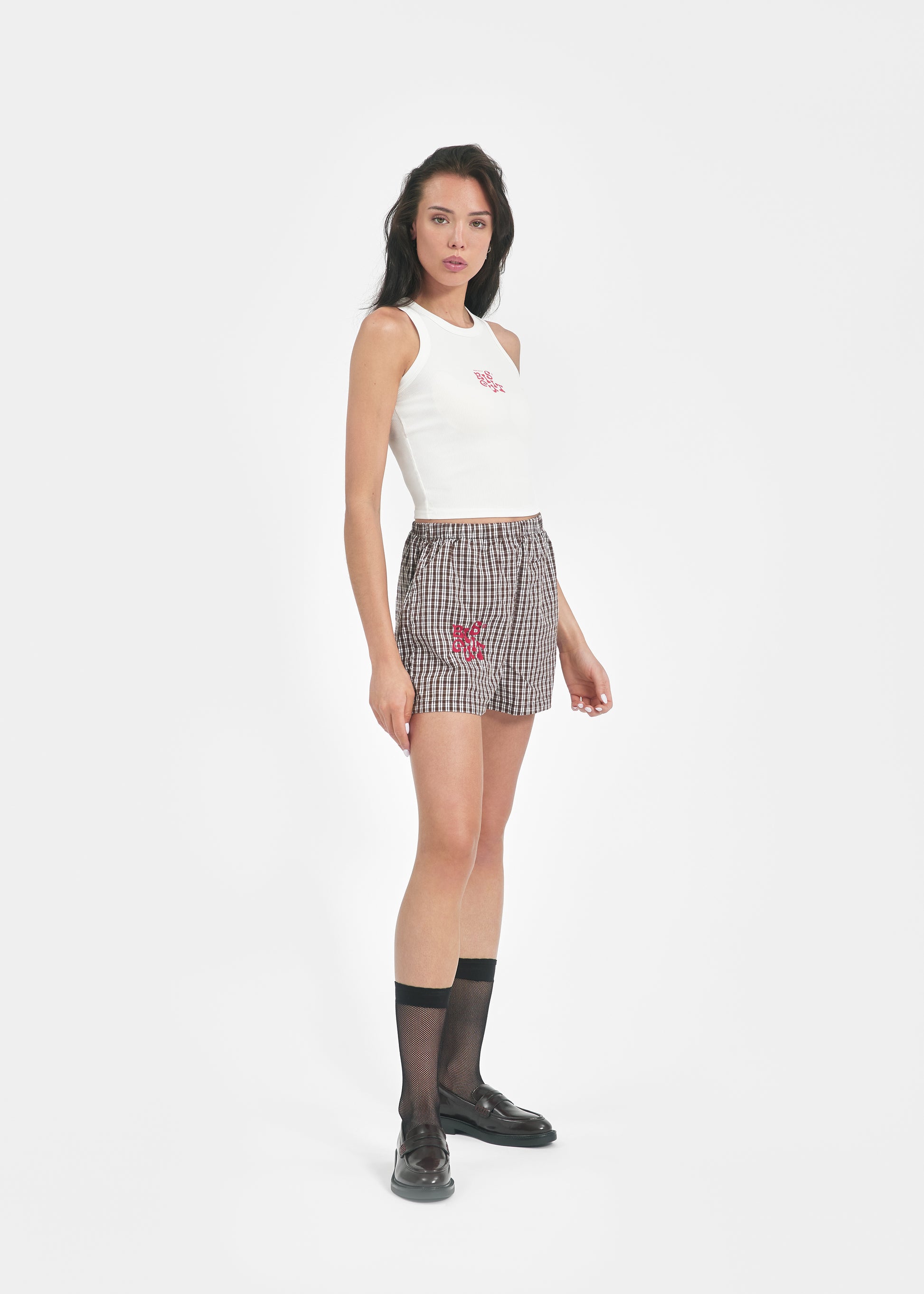 Short unisexe carreaux marron broderie rouge